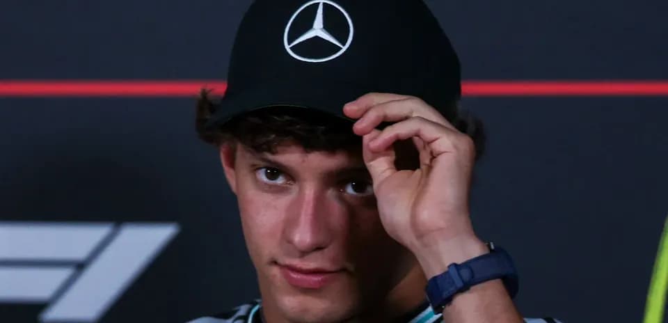 Joven con gorra de Mercedes en conferencia de prensa