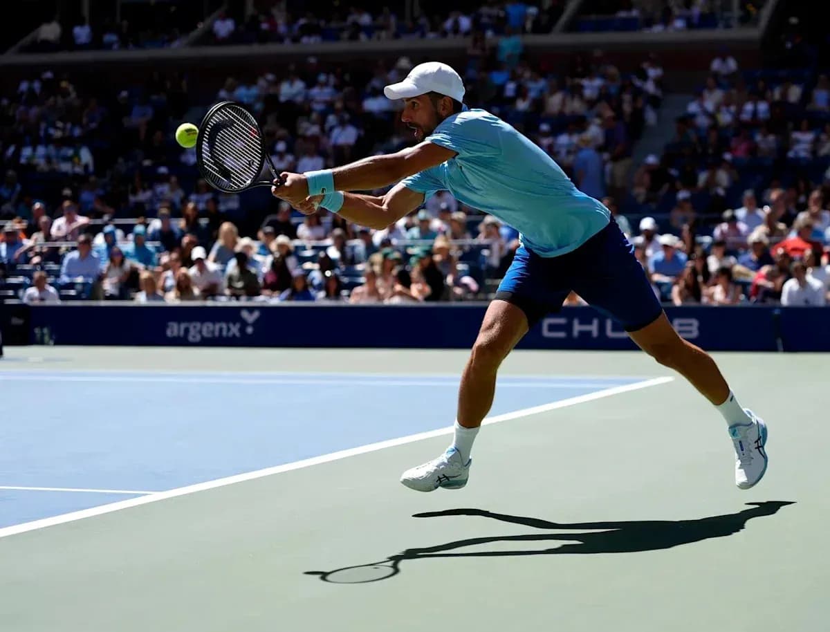 Jugador de tenis golpeando la pelota en la cancha