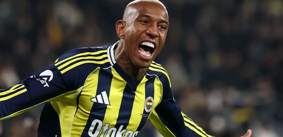Jugador de Fenerbahçe celebrando un gol