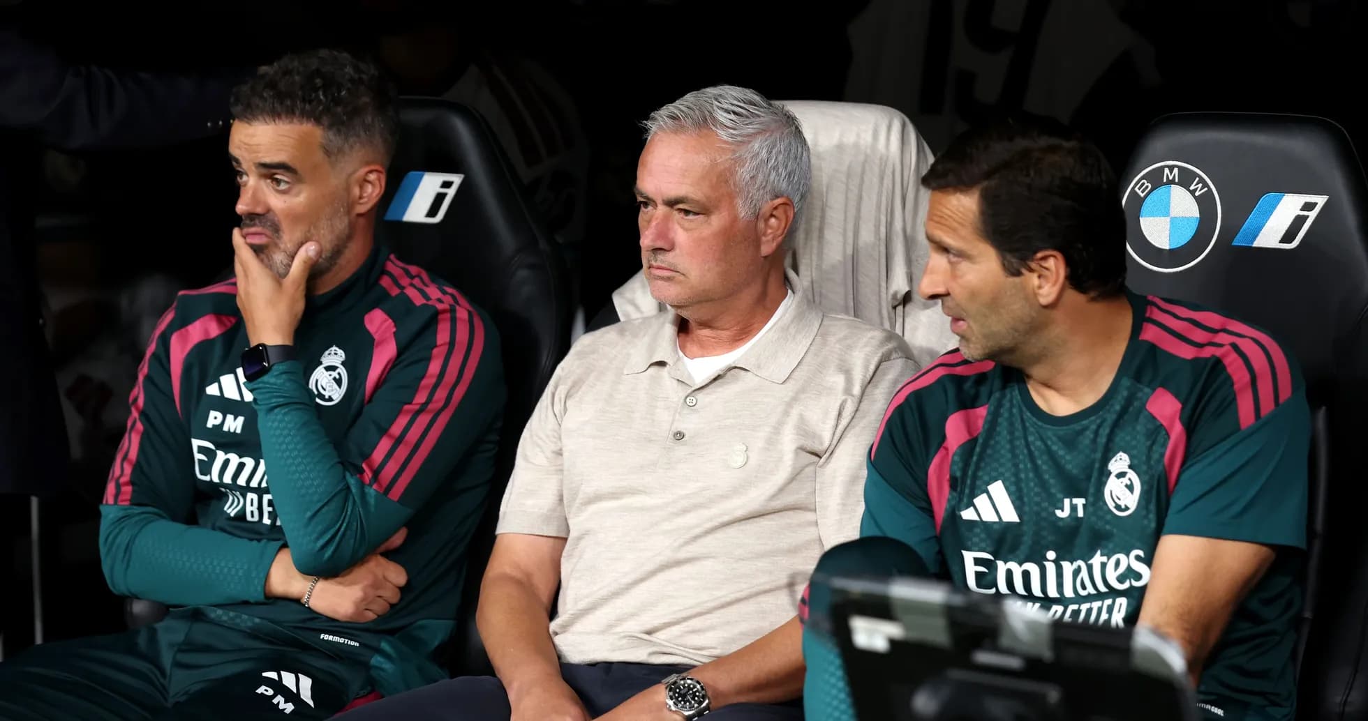 Entrenadores de Real Madrid en el banquillo durante partido