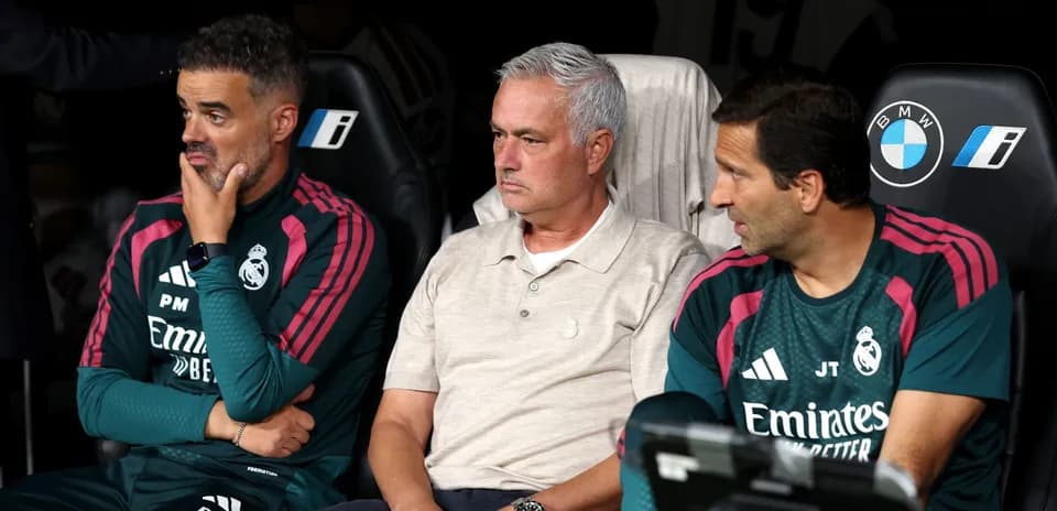 Entrenadores de Real Madrid en el banquillo durante partido