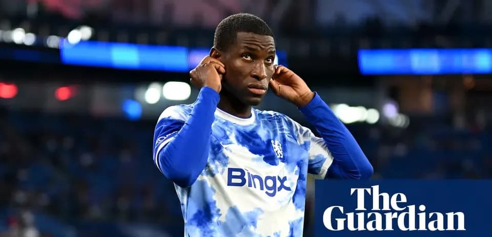 Jugador con camiseta de Chelsea ajustando sus auriculares
