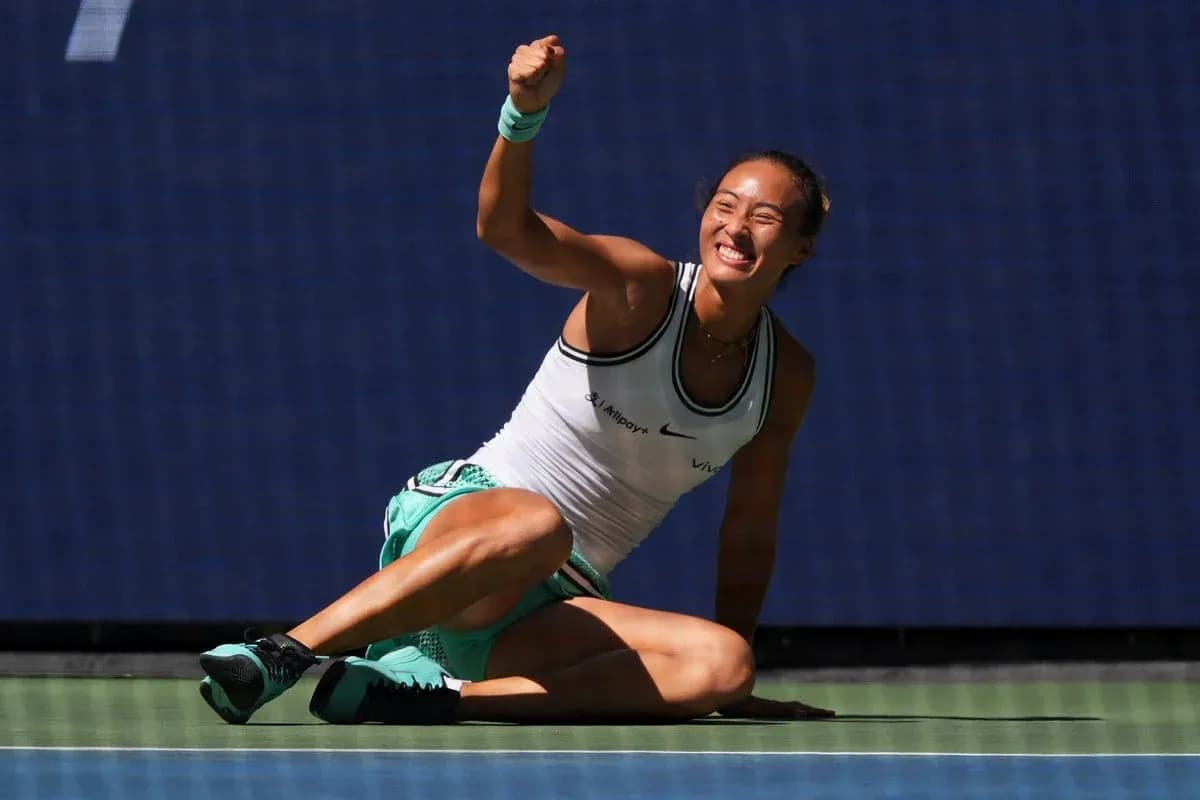 Jugadora de tenis celebrando en la cancha