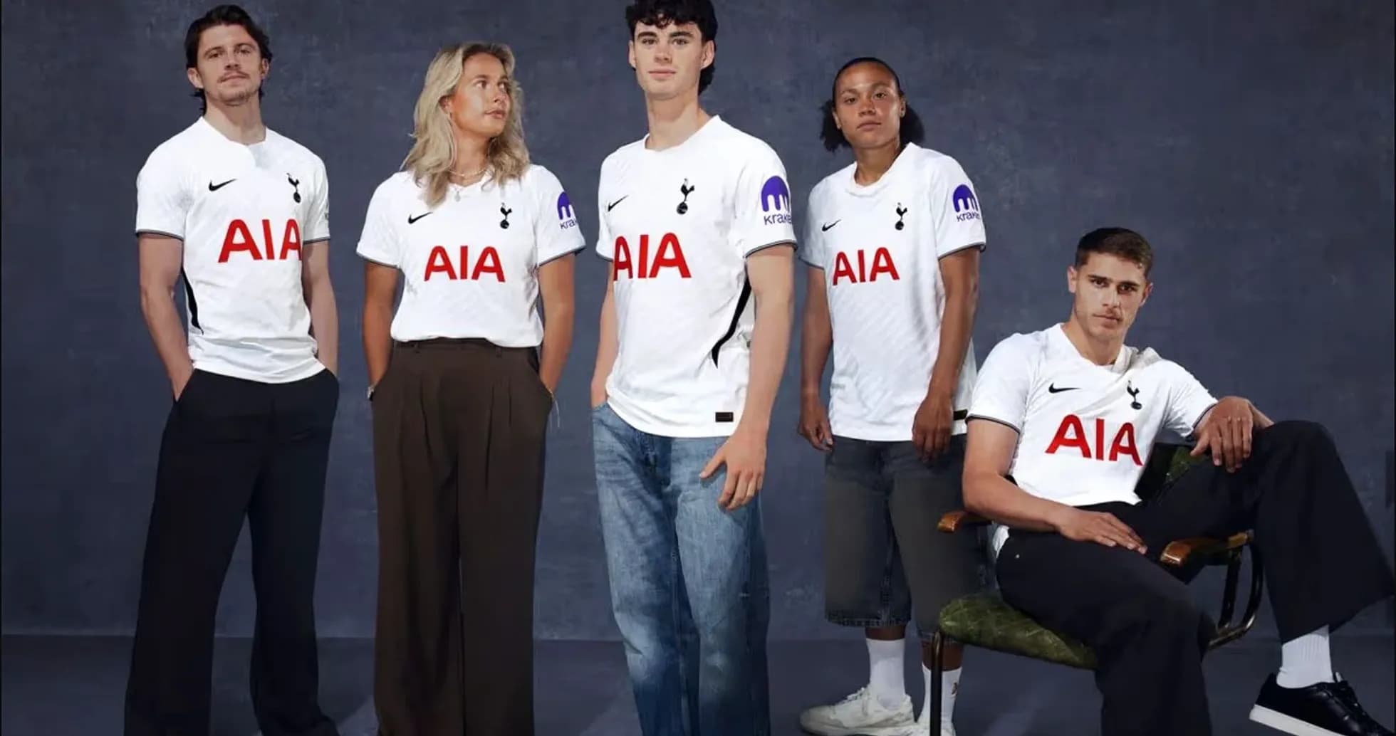 Grupo de personas vistiendo camisetas de Tottenham