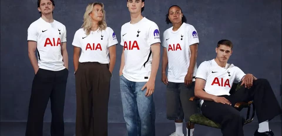 Grupo de personas vistiendo camisetas de Tottenham