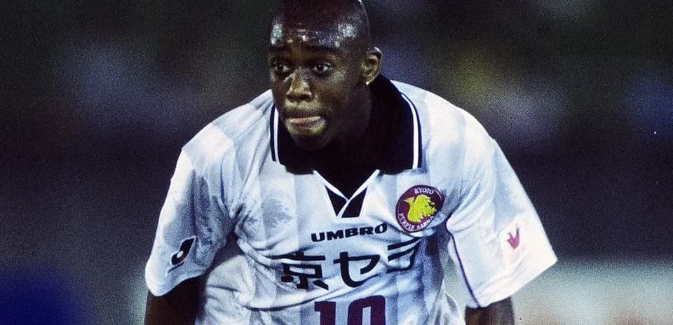 Jugador corriendo con camiseta de Kyoto Purple Sanga
