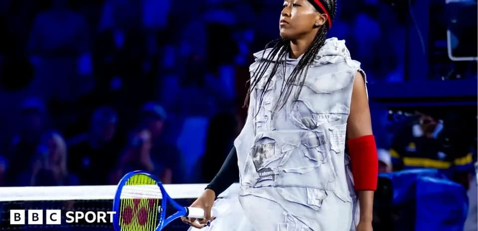 Naomi Osaka entrando a la cancha con raqueta