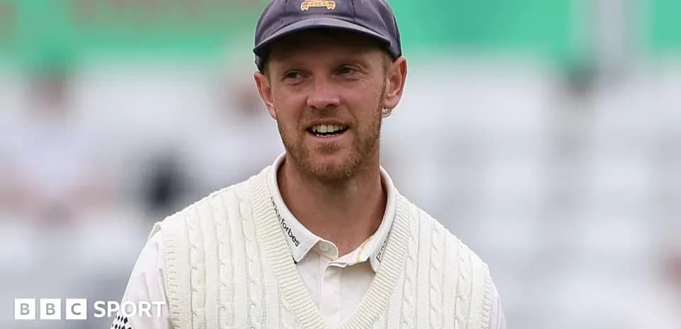 Jugador de cricket sonriendo en el campo