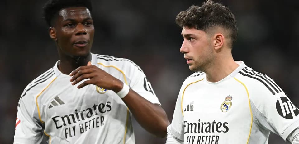 Jugadores de Real Madrid conversando en el campo