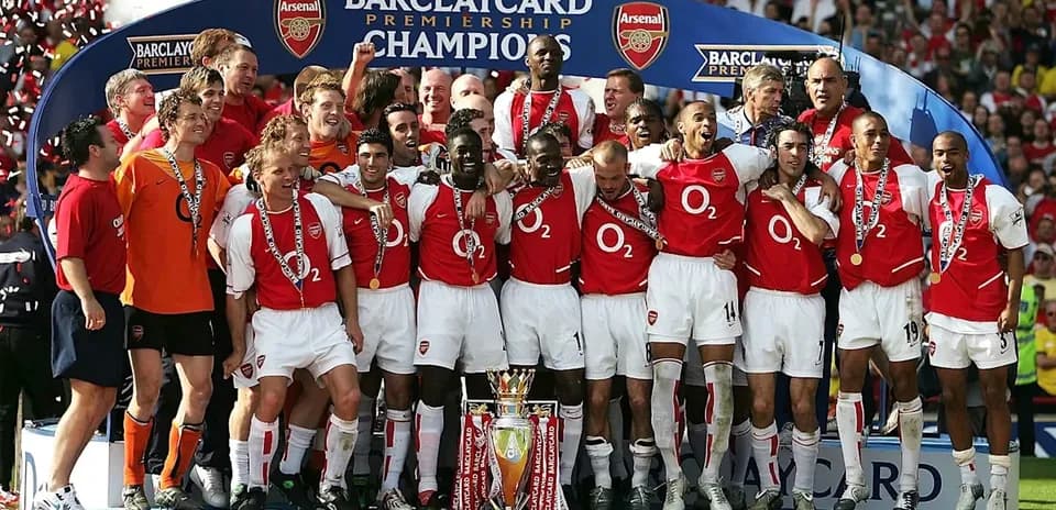 Equipo de Arsenal celebrando el campeonato de Premier League
