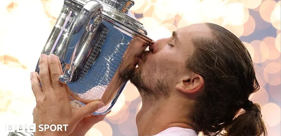 Jugador besando el trofeo de tenis tras victoria