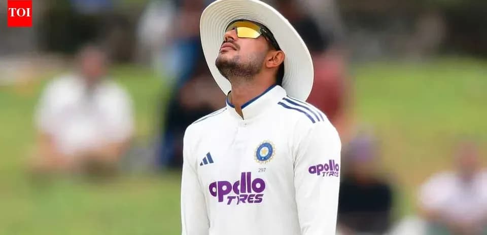 Jugador de cricket mirando hacia el cielo durante el partido