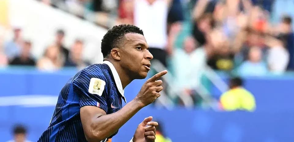 Jugador celebrando un gol en un partido de fútbol