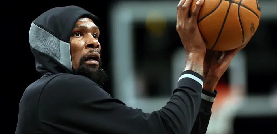 Jugador practicando tiro con balón de baloncesto