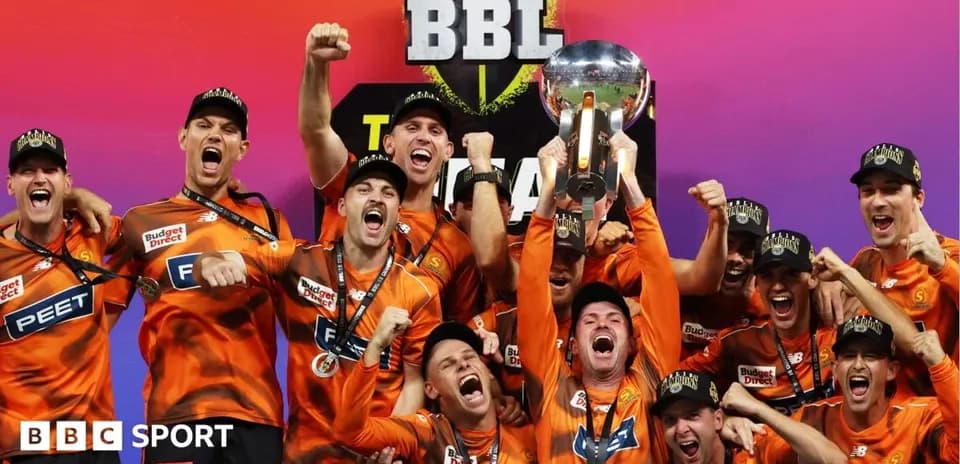 Jugadores levantando trofeo tras ganar BBL