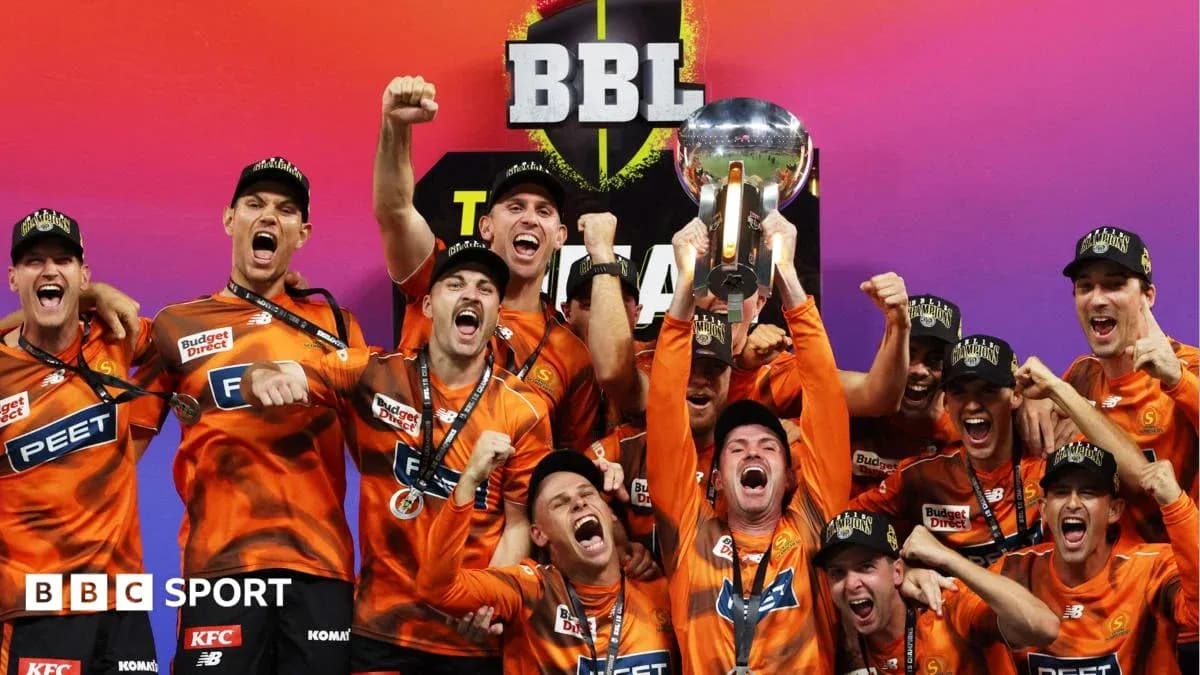 Jugadores levantando trofeo tras ganar BBL