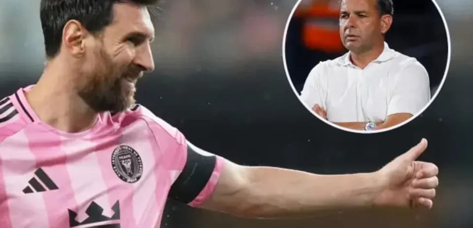 Lionel Messi en camiseta rosa con gesto positivo