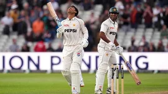 Jugadores de cricket de Pakistán en el campo