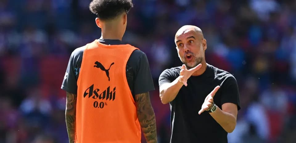 Entrenador hablando con jugador en el calentamiento