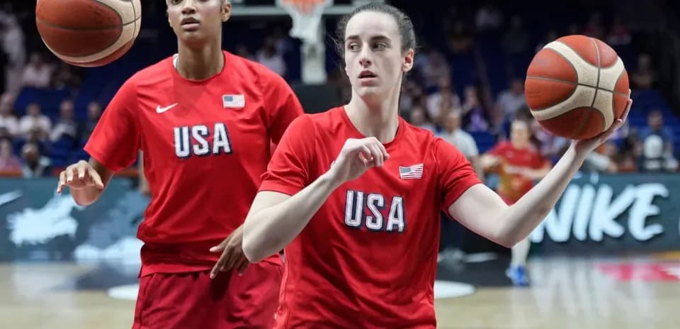 Jugadoras de baloncesto de Estados Unidos calentando