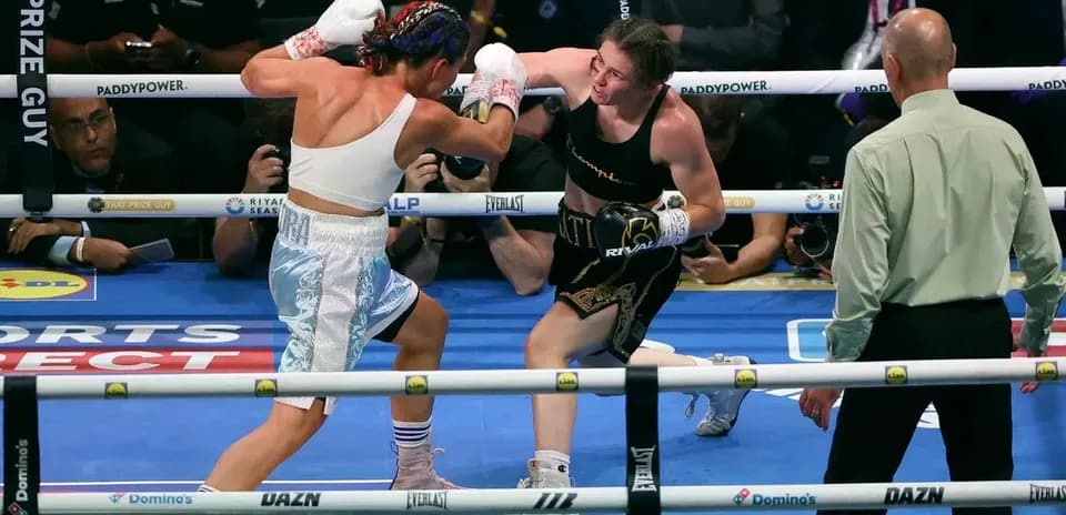 Boxeadoras intercambiando golpes en el ring