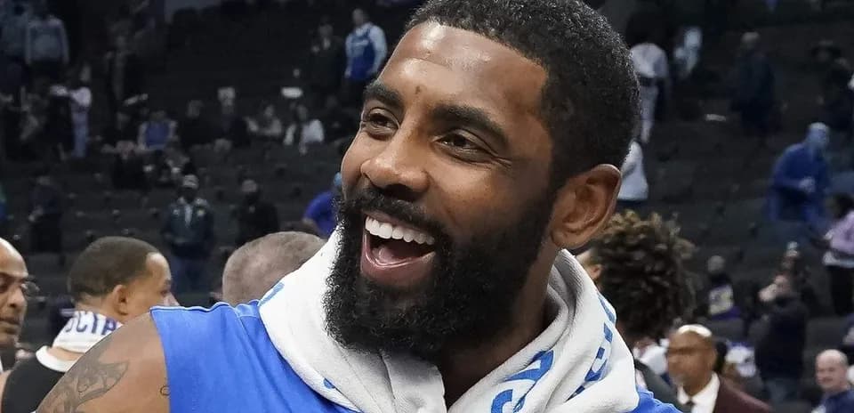 Jugador sonriendo después del partido en la cancha