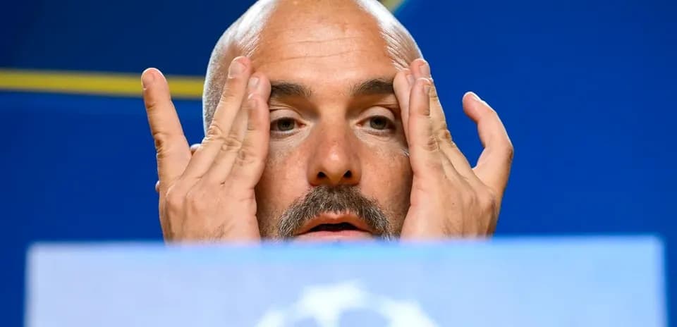 Entrenador en conferencia de prensa, mostrando preocupación