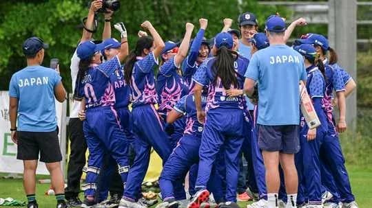 Equipo femenino de cricket de Japón celebrando juntos