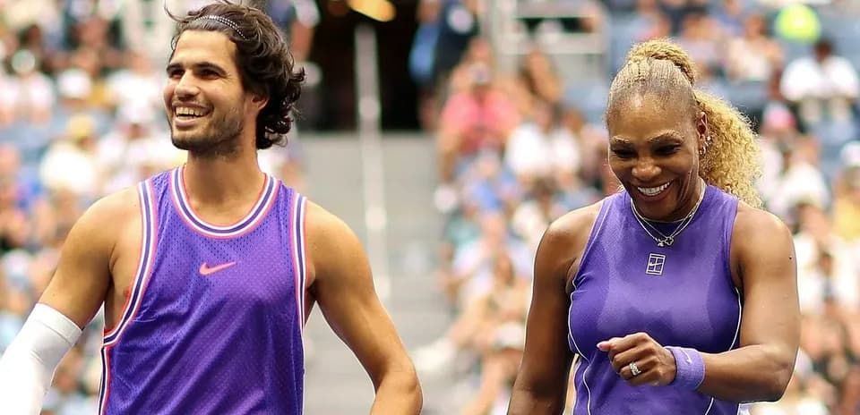 Jugadores sonriendo durante evento de tenis