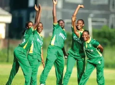 Jugadoras de cricket de Nigeria celebrando en el campo