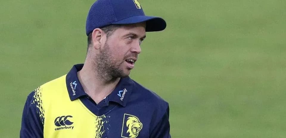Jugador de cricket con uniforme y gorra en campo