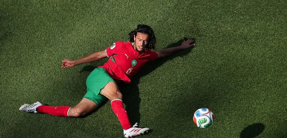 Jugador de Marruecos en el suelo persiguiendo balón