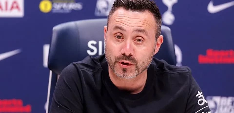 Entrenador hablando en conferencia de prensa