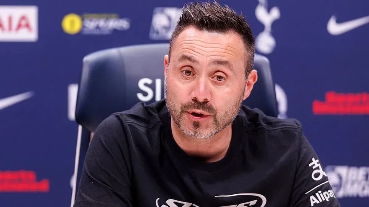 Entrenador hablando en conferencia de prensa