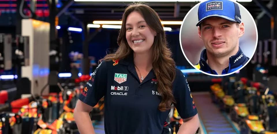 Mujer sonriente en el garaje de Red Bull Racing