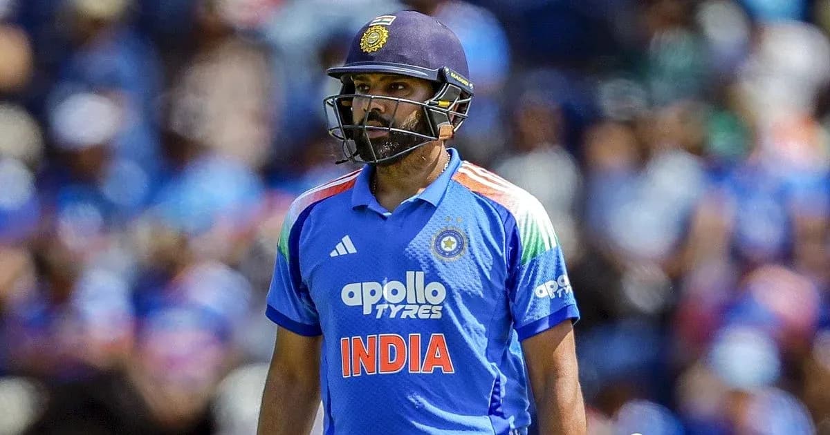 Jugador de cricket de India en uniforme azul
