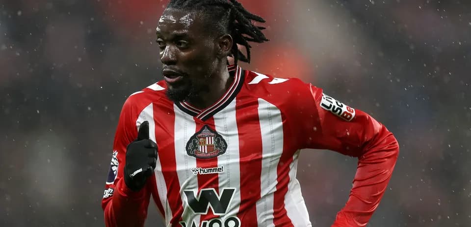 Jugador de Sunderland corriendo bajo la lluvia