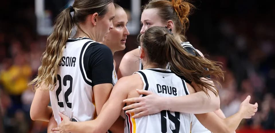 Jugadoras de baloncesto celebrando un momento juntos