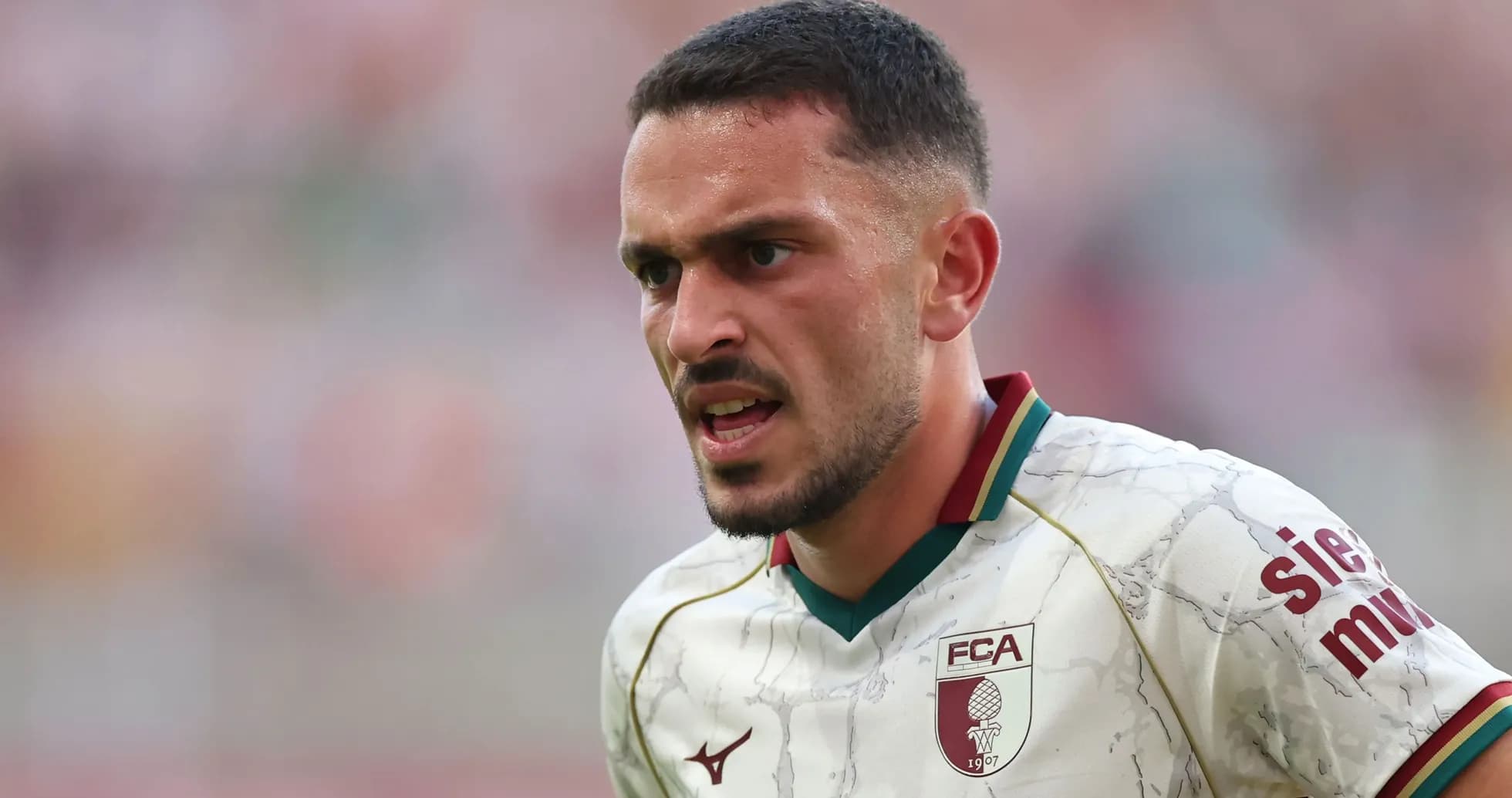 Jugador de fútbol en camiseta del FCA durante partido