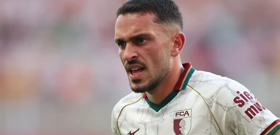 Jugador de fútbol en camiseta del FCA durante partido