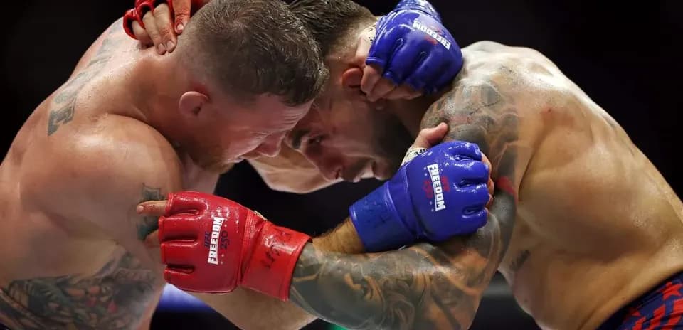 Dos luchadores en un agarre durante combate