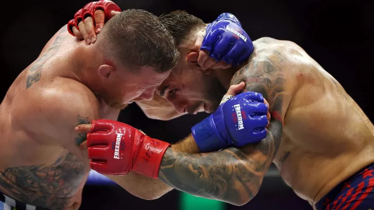 Dos luchadores en un agarre durante combate