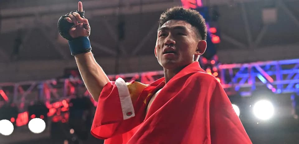 Boxeador celebrando con bandera de China en el ring
