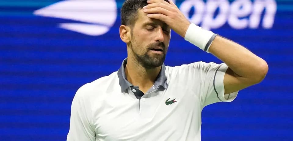 Novak Djokovic preocupado durante un partido de tenis