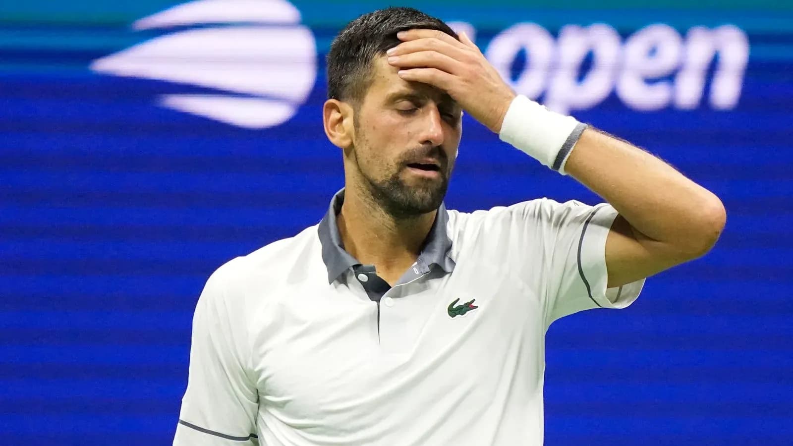 Novak Djokovic preocupado durante un partido de tenis