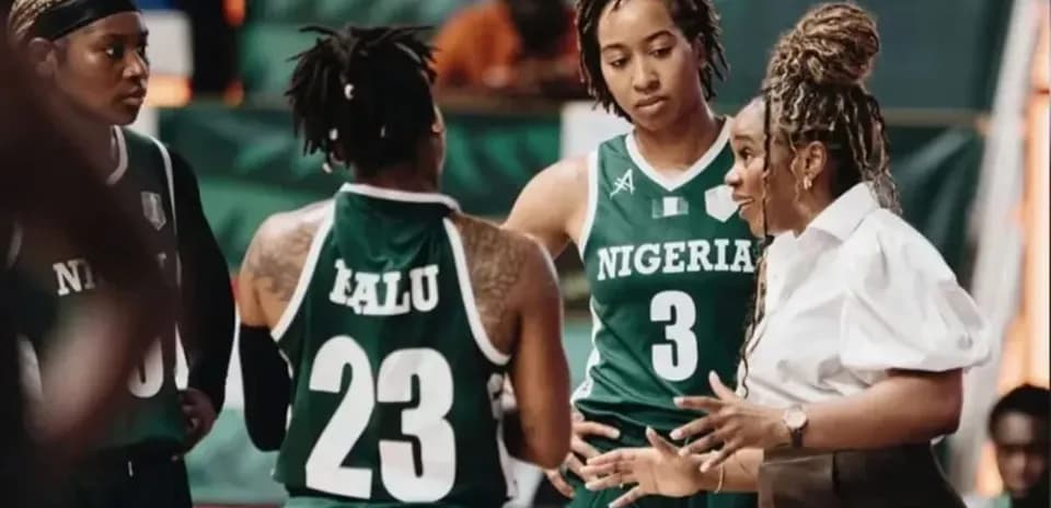 Entrenadora hablando con jugadoras del equipo Nigeria