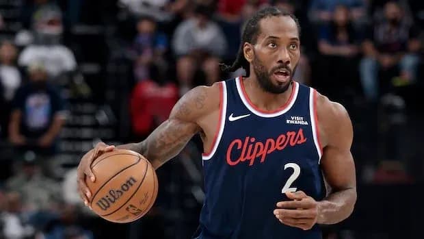 Jugador de Clippers driblando el balón en la cancha