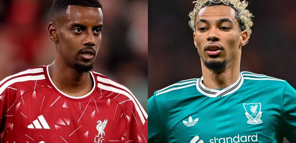 Dos jugadores de Liverpool en uniformes diferentes