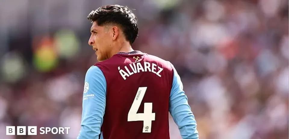 Jugador con camiseta de Aston Villa en el campo