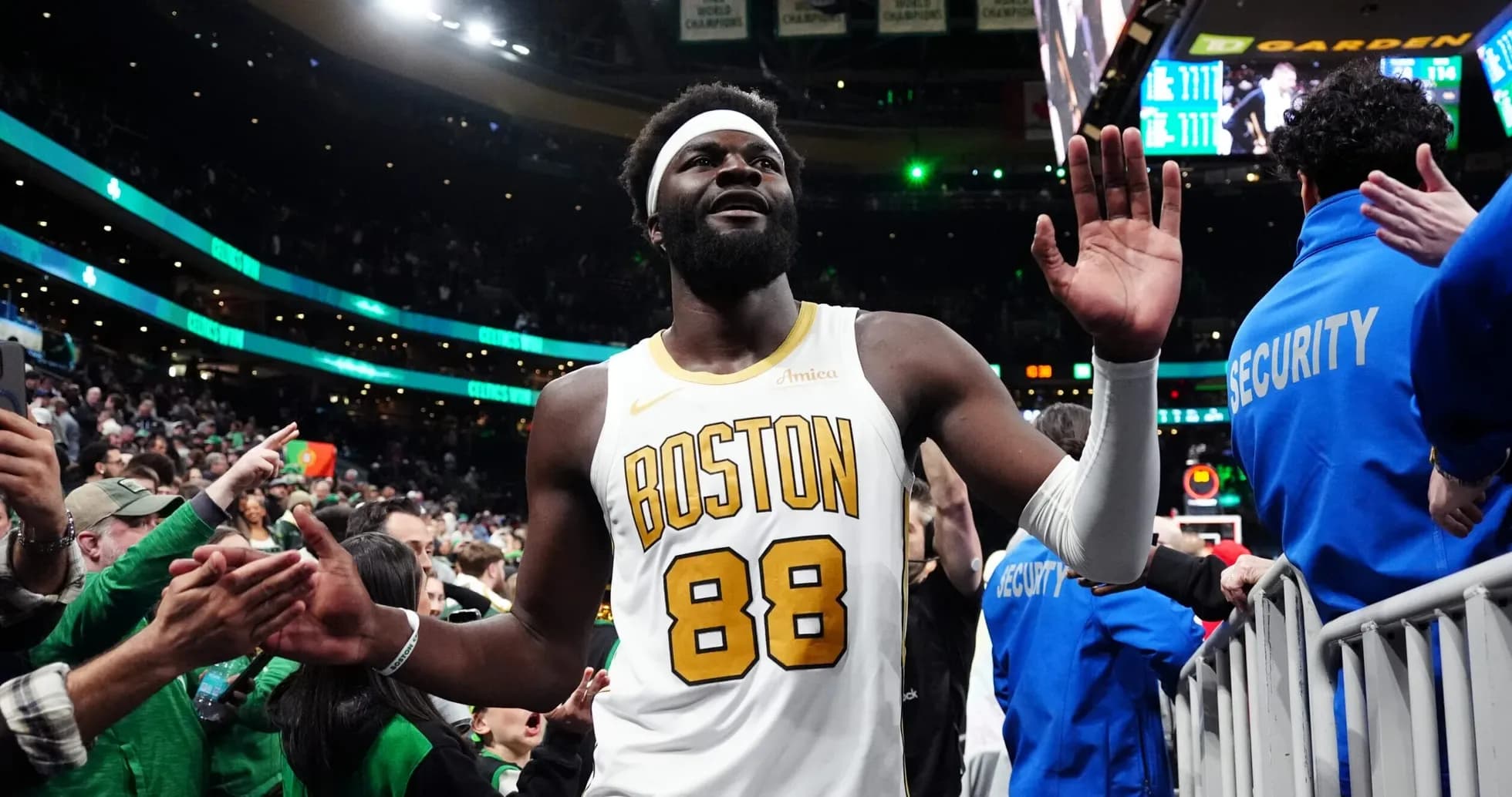 Jugador de los Celtics saludando a los aficionados
